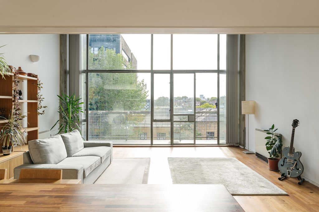 Property photo 1 of 22 Wenlock Road, N1