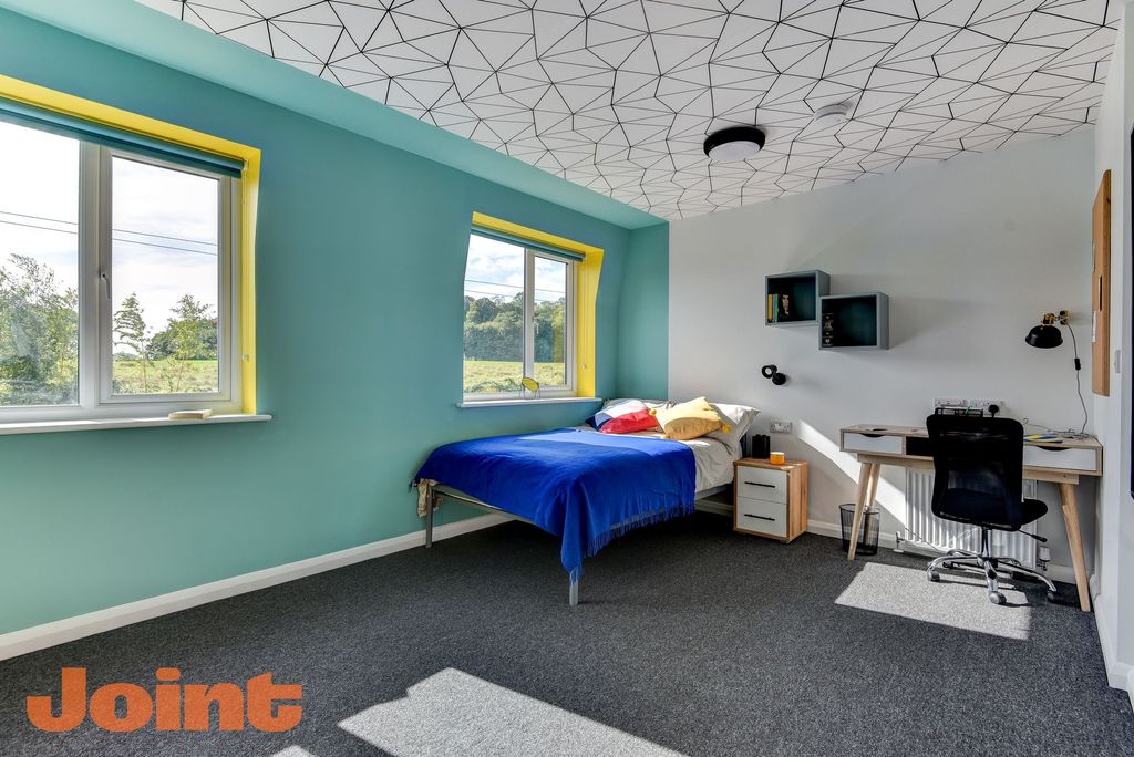 Property photo 1 of 6 A Bright And Inviting Double Bedroom Featuring Lar...