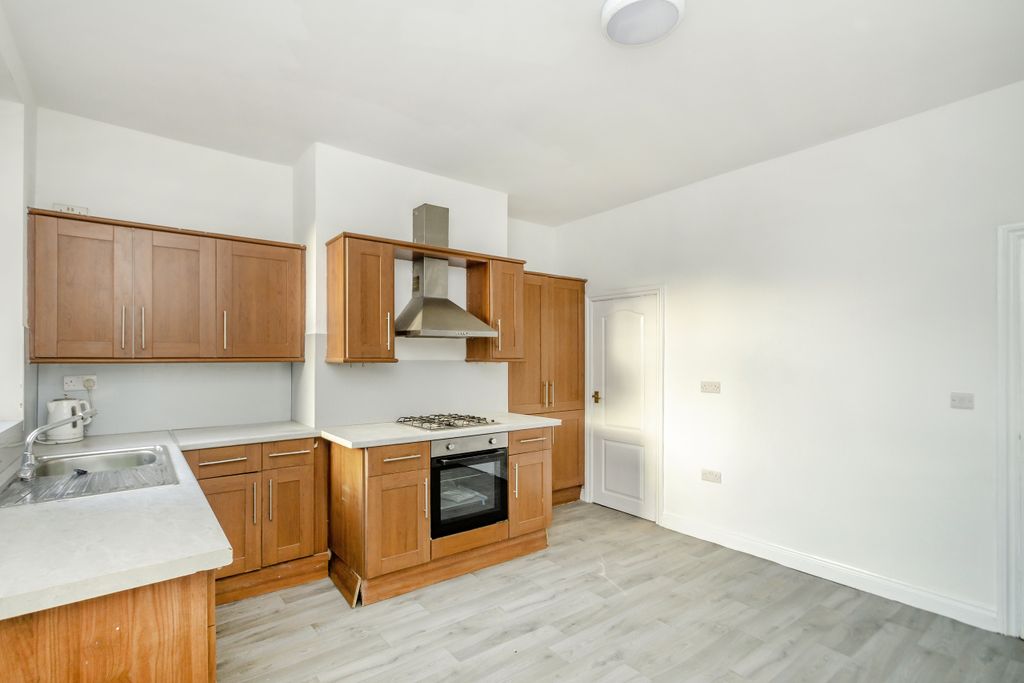 Property photo 2 of 11 Kitchen