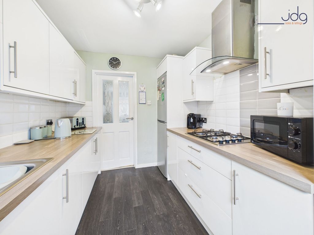 Property photo 3 of 10 Kitchen