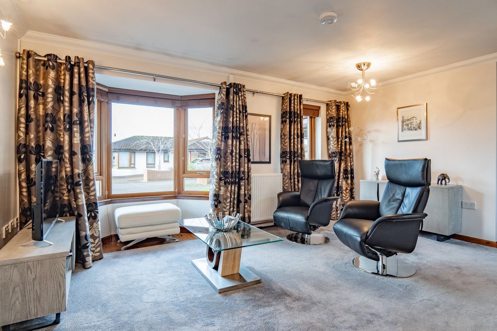 Property photo 2 of 28