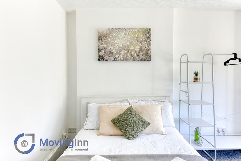 Property photo 2 of 17 Bedroom