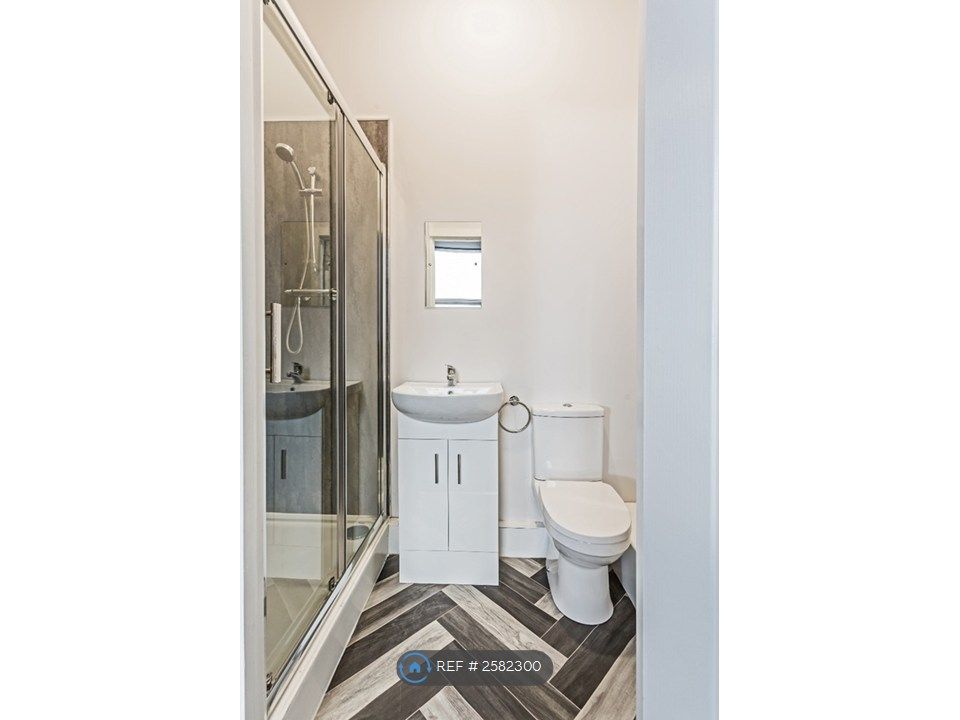 Property photo 2 of 11 Ensuite
