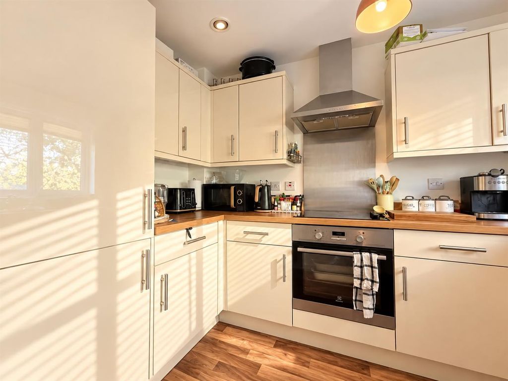 Property photo 2 of 11 6