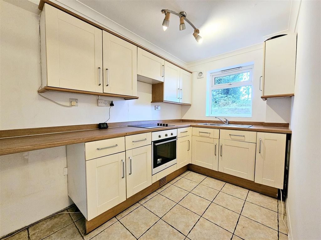 Property photo 3 of 5 Kitchen