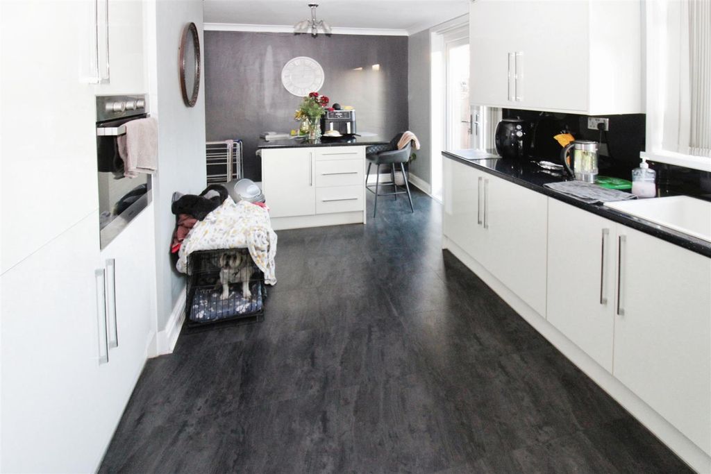 Property photo 3 of 14 Dining Kitchen