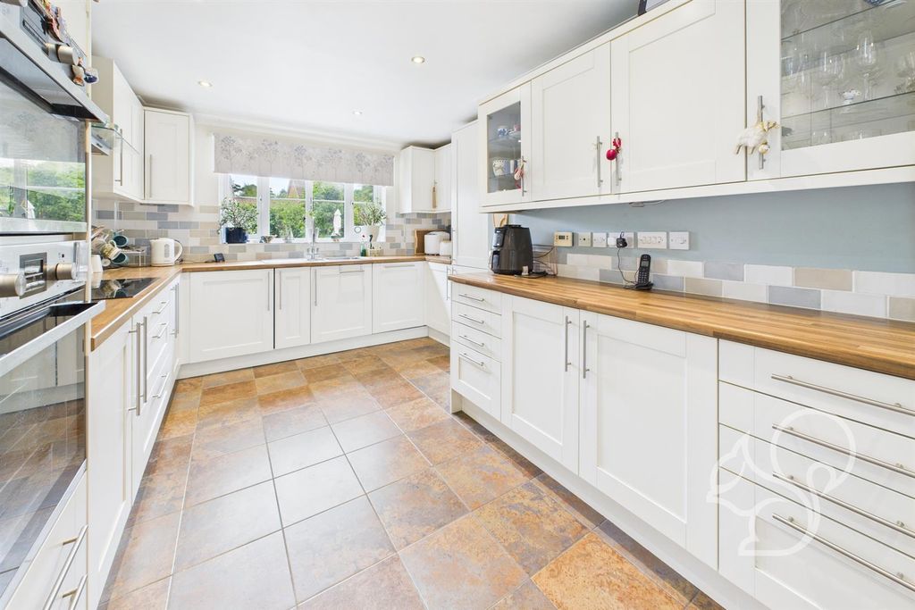 Property photo 3 of 29 Kitchen