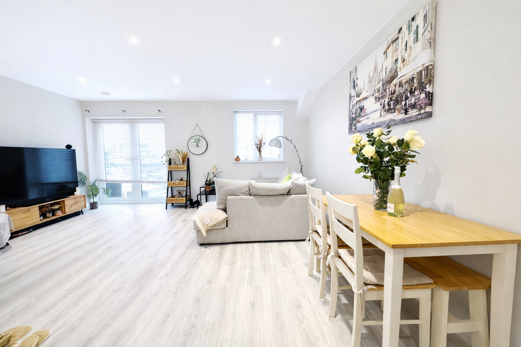 Property photo 3 of 14 Living Space