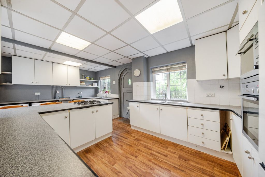 Property photo 3 of 34 Kitchen