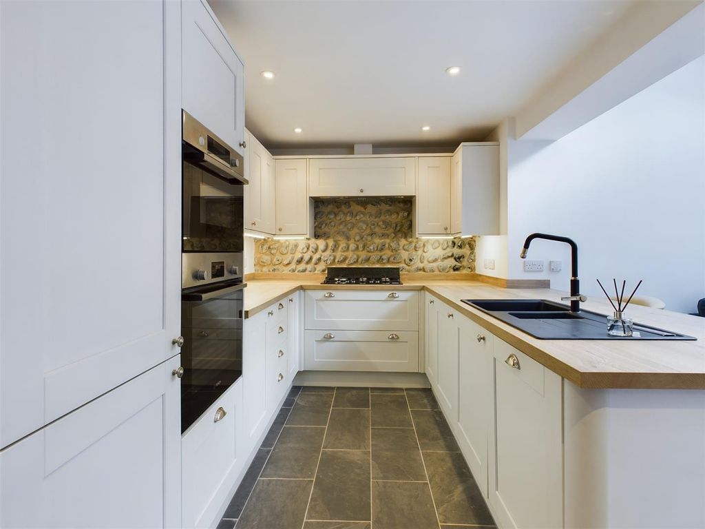 Property photo 2 of 26 Cam04116G0-Pr0032-Still006.Jpg