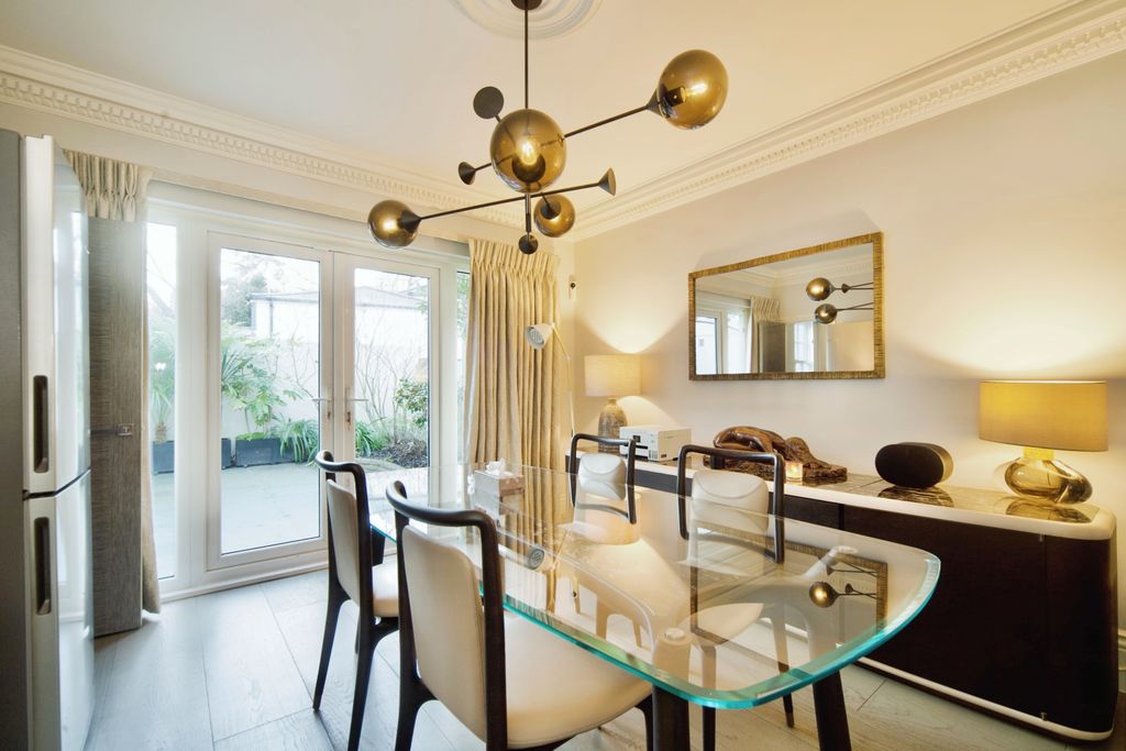 Property photo 2 of 17 11 Squires Mount, Hampstead, London, Nw3 1Ed