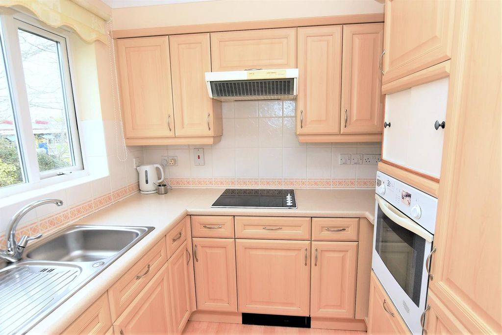 Property photo 3 of 21 Kitchen