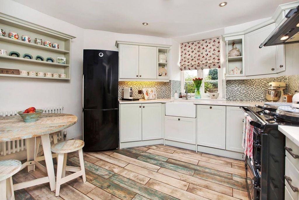Property photo 2 of 9 Kitchen