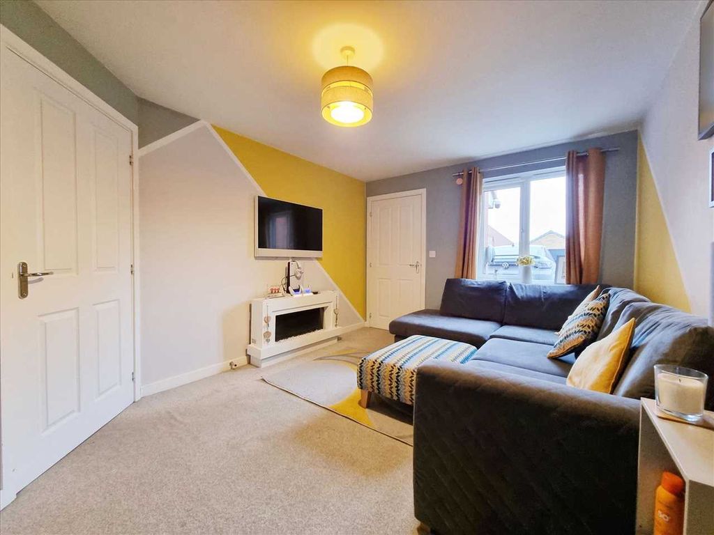 Property photo 2 of 11 Lounge: