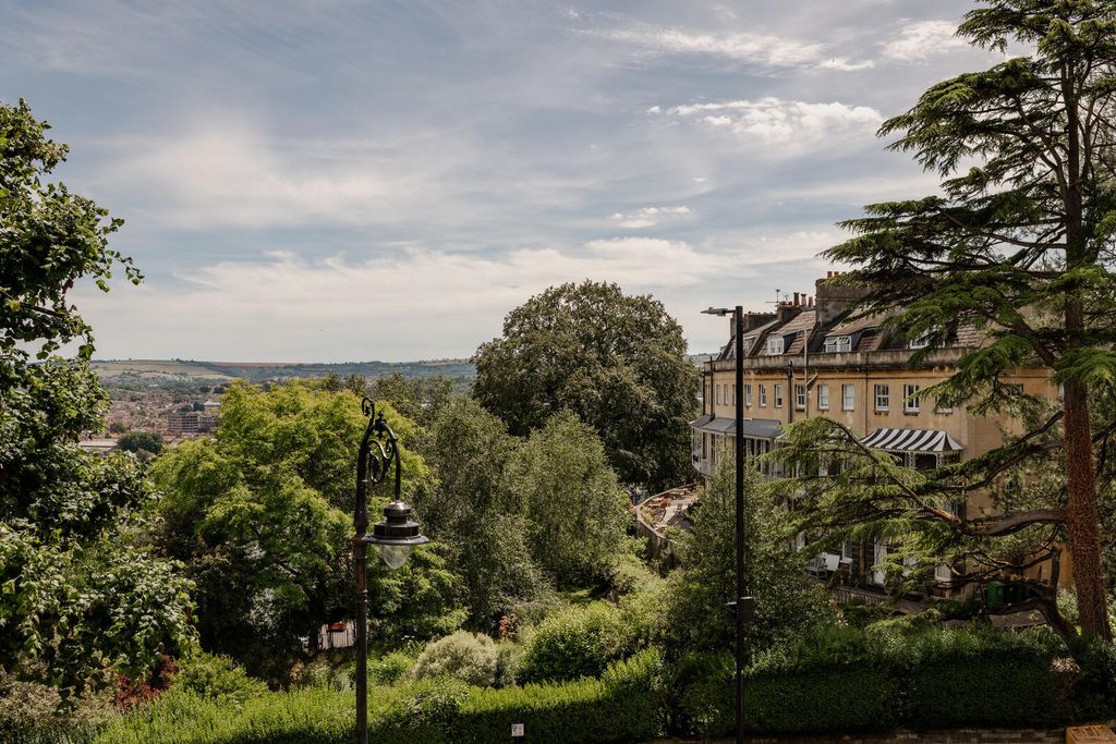 2 bed flat for saleRoyal York Crescent, Bristol BS8 photo 4