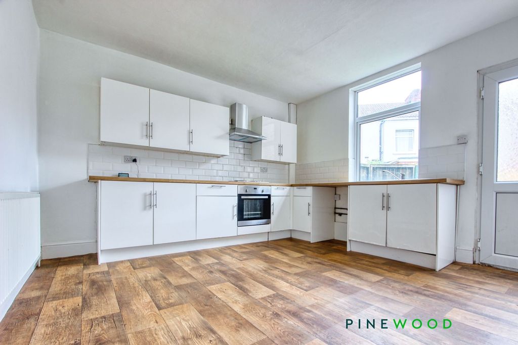 Property photo 3 of 8 Kitchen Diner