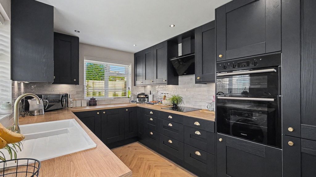 Property photo 2 of 16 5018452