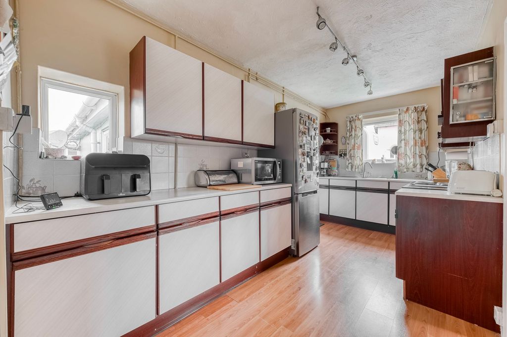 Property photo 2 of 23