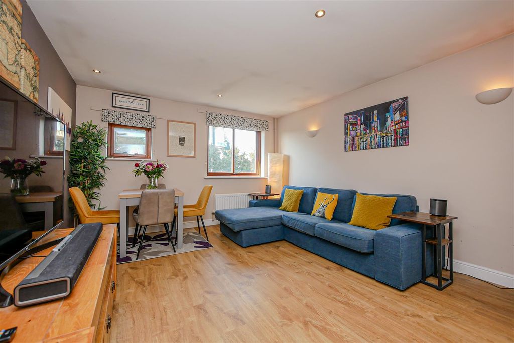 Property photo 2 of 7 Lounge/Diner