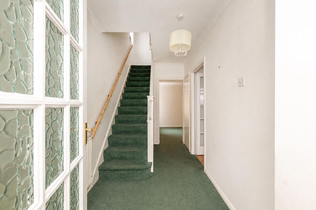 Property photo 2 of 11 Hallway
