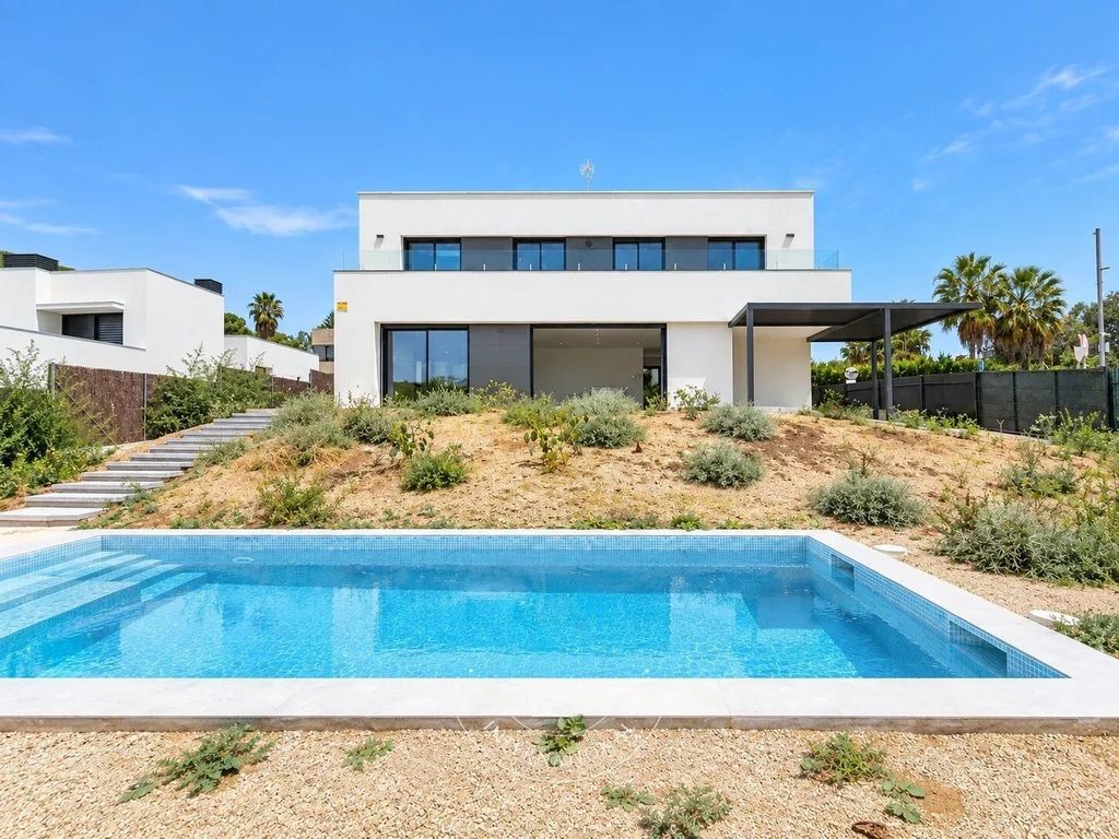 Property photo 1 of 23 Detached House For Sale In Sant Andreu De Llavaneres, Barcelona