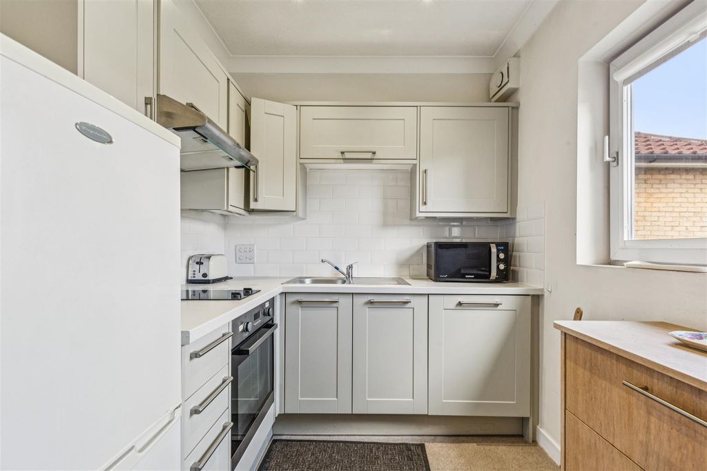 Property photo 2 of 10 Homecross House, W4 - For Sale