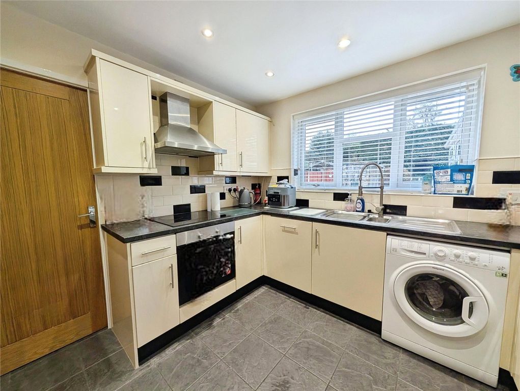 Property photo 3 of 17 Kitchen