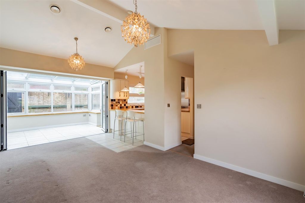 Property photo 3 of 16 51 Knights Croft-Hr12.Jpg