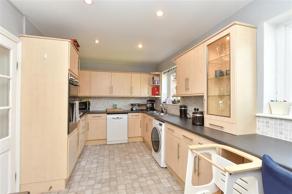 Property photo 2 of 10 Kitchen