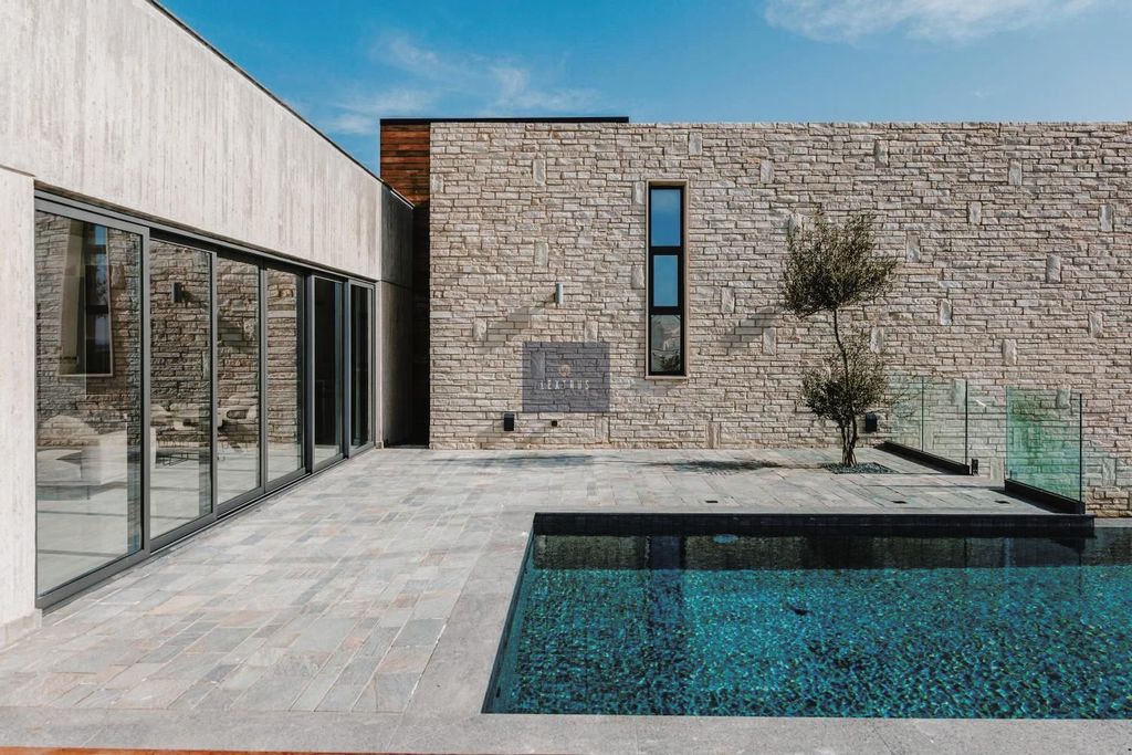 Property photo 1 of 40