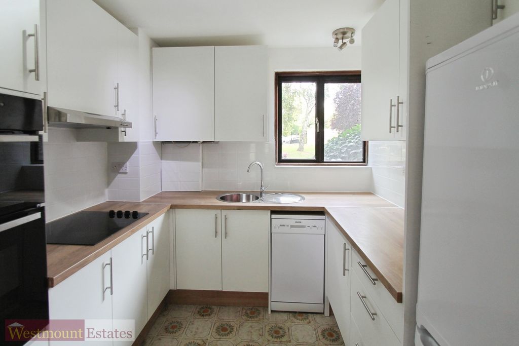 Property photo 3 of 9 Kitchen