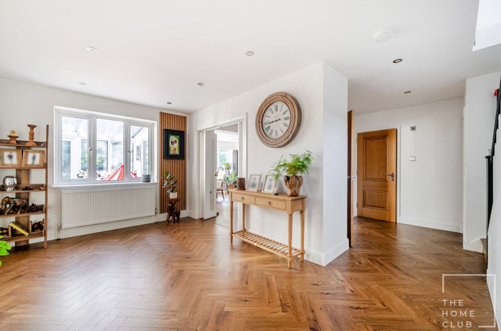 Property photo 2 of 24 2B993214-6439-46B8-9268-1Bd2A47E18F8