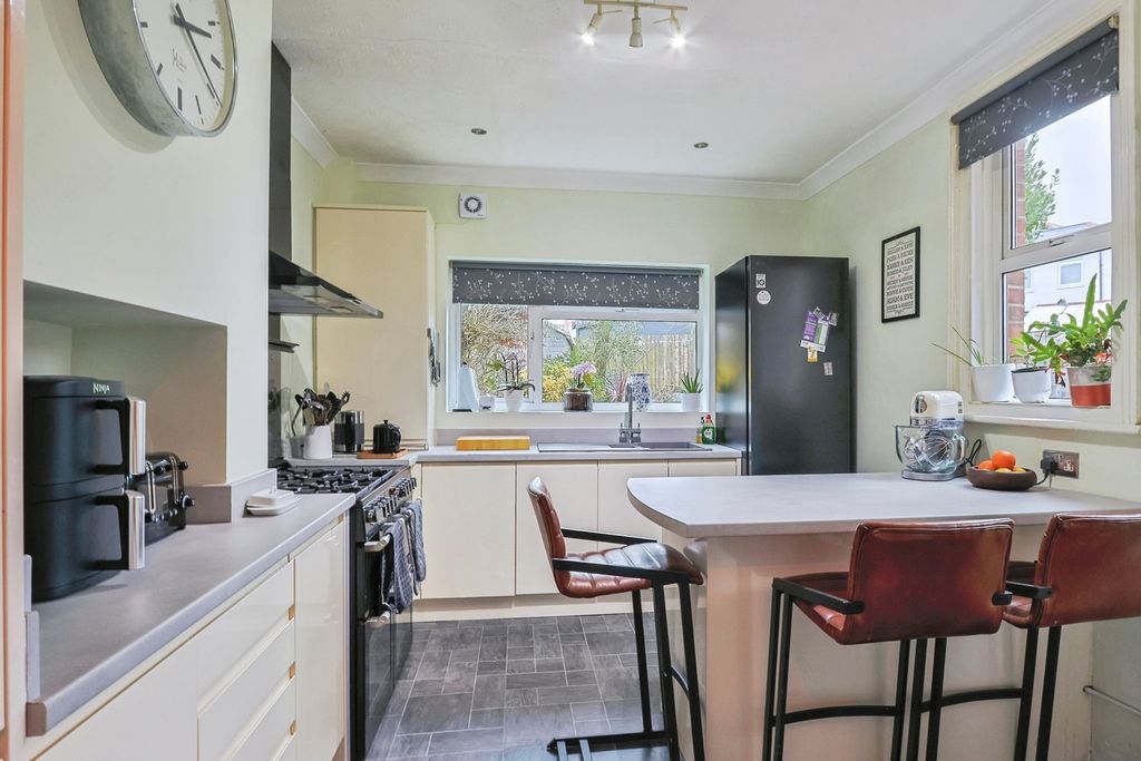 Property photo 3 of 12 Kitchen