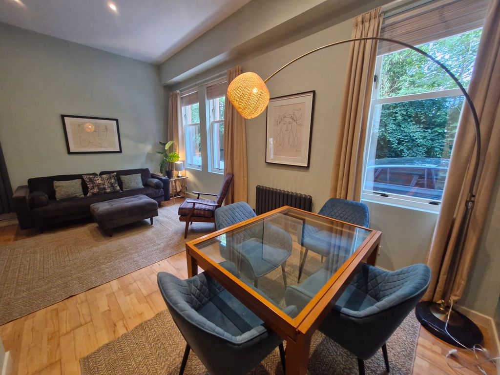 Property photo 1 of 12 Lounge