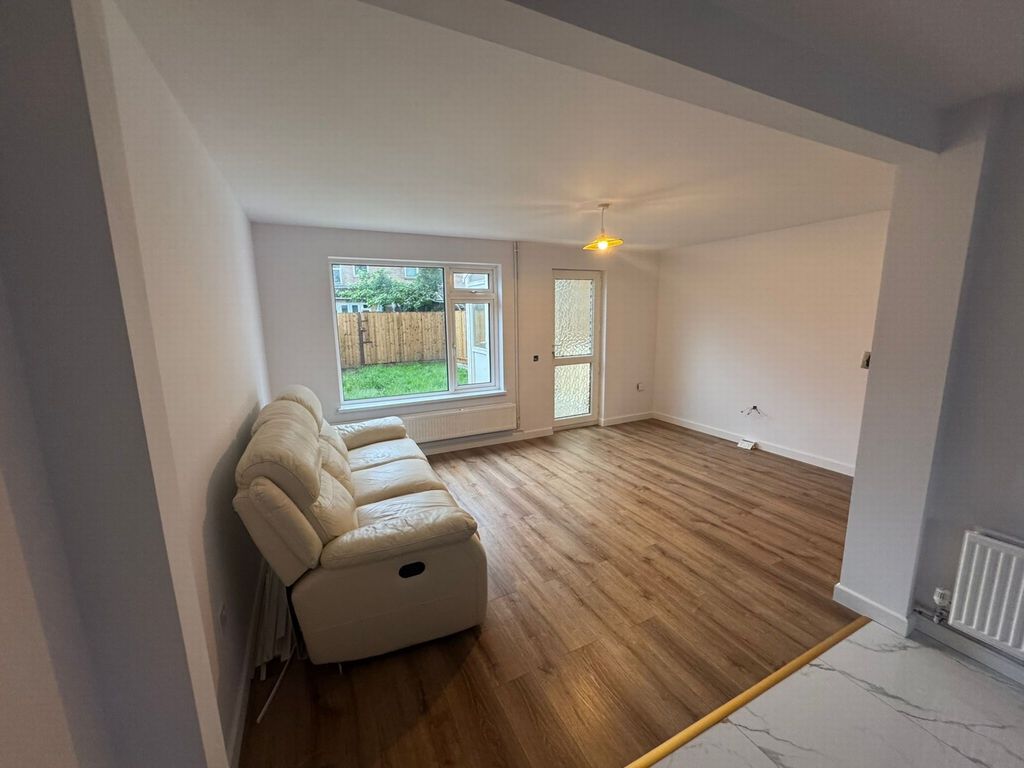 Property photo 2 of 12 Lounge