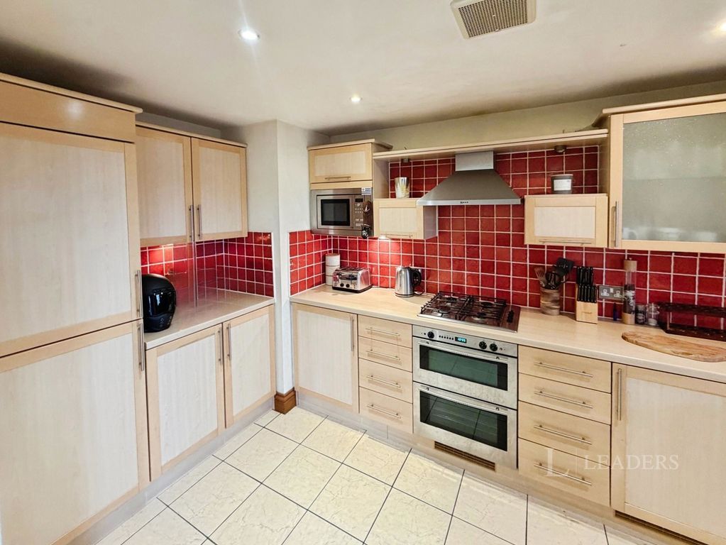 Property photo 3 of 10 Kitchen