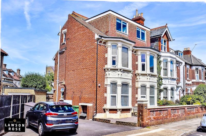 Property photo 1 of 18 .