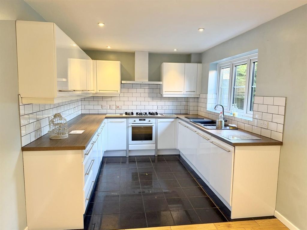 Property photo 3 of 17 Ff598E27-6735-41ce-9Cfa-Dd1c928E29d0.Jpg