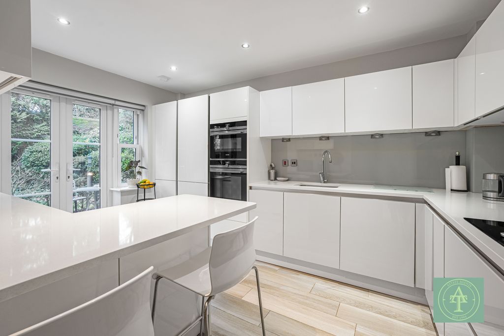 3 bed flat for sale50 Village Road, Bush Hill Park, Enfield EN1