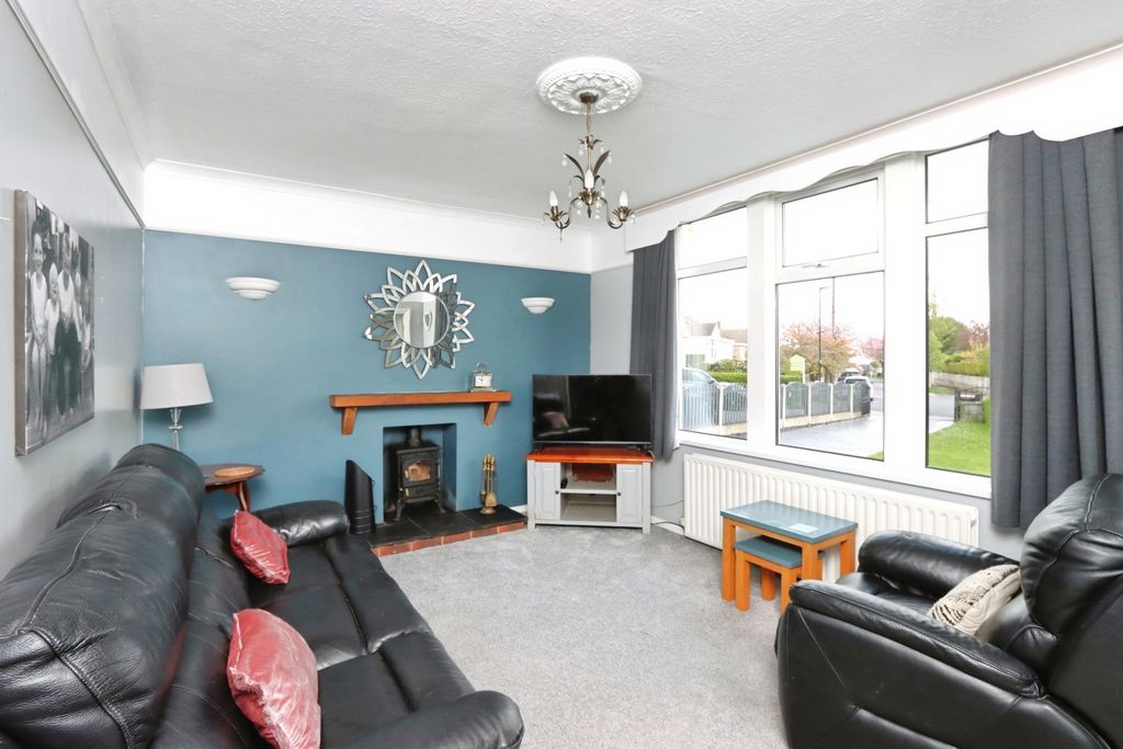 Property photo 2 of 17 Lounge