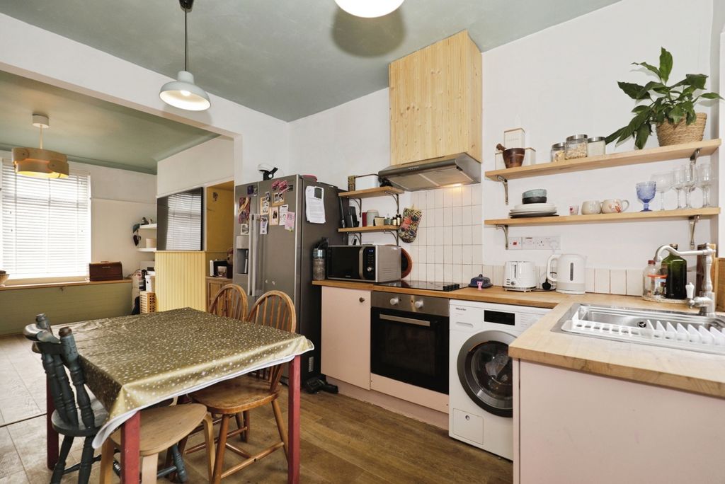 Property photo 3 of 14 Kitchen