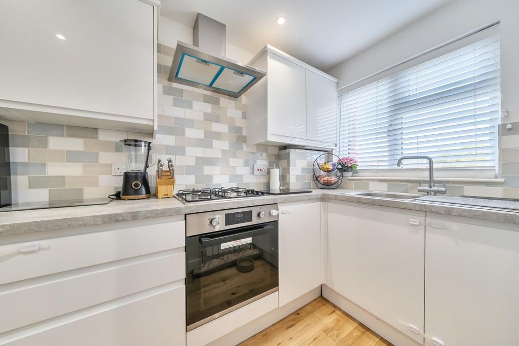 Property photo 3 of 8 Kitchen