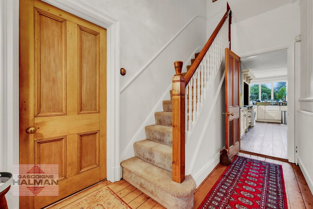 Property photo 3 of 22 Entrance Hallway