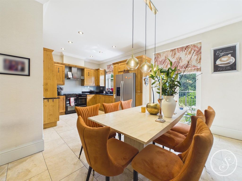 Additional image 6 of 3 bed flat for salePark Crescent, Roundhay, Leeds LS8