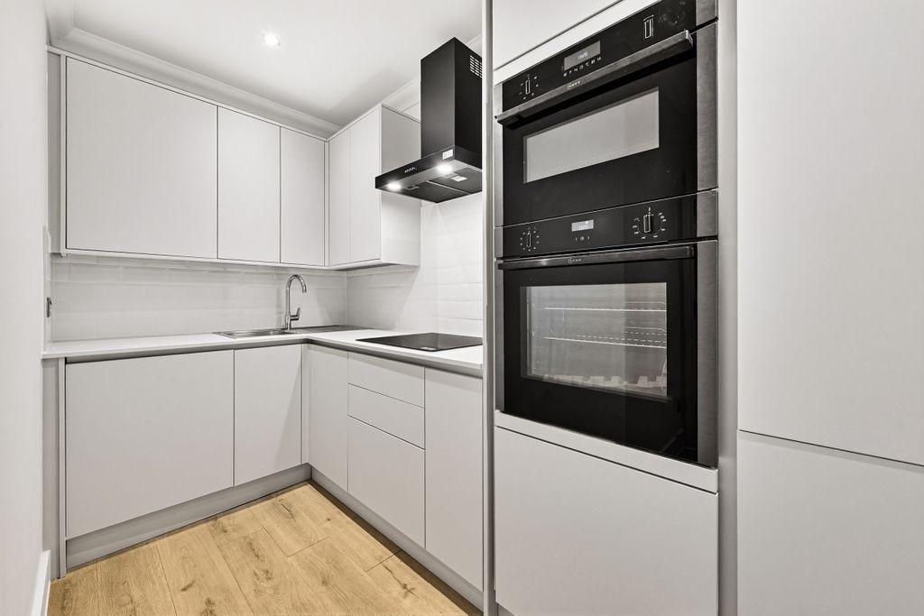 Property photo 2 of 12 Flat 2, 30-32 Dra...