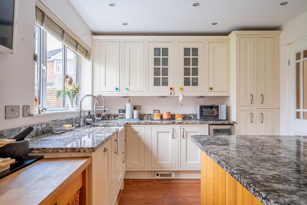 Property photo 3 of 21 Kitchen