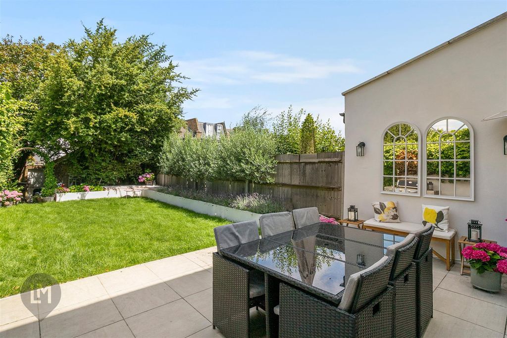 Property photo 2 of 10 Garden