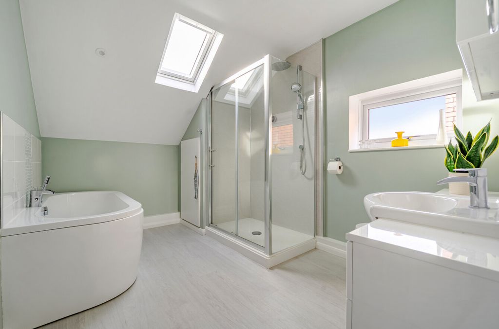 Property photo 3 of 13 1408878-11-698A23...