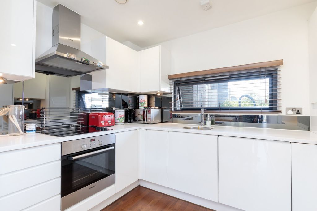 Property photo 2 of 18 Kitchen