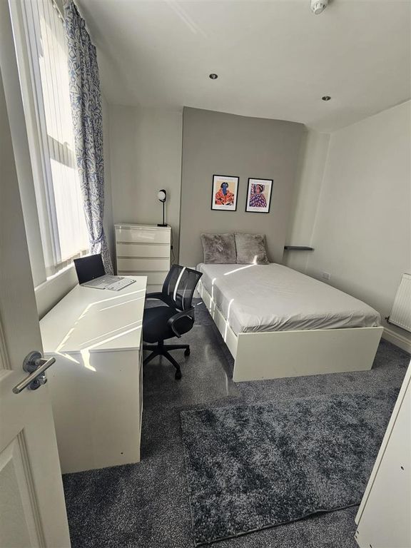 Property photo 1 of 15 Room 03